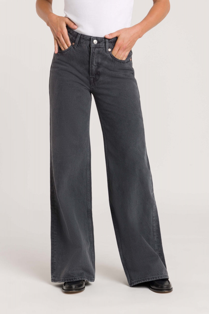 Kings Of Indigo Damen vegan Jeans Jane Getragen Grau