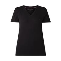 TOMMY HILFIGER T-Shirt »HERITAGE V-NK TEE« mit Tommy Hilfiger Logo-Flag auf der Brust