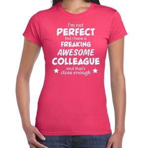 Bellatio Freaking awesome colleague / fantastische collega cadeau t-shirt Roze
