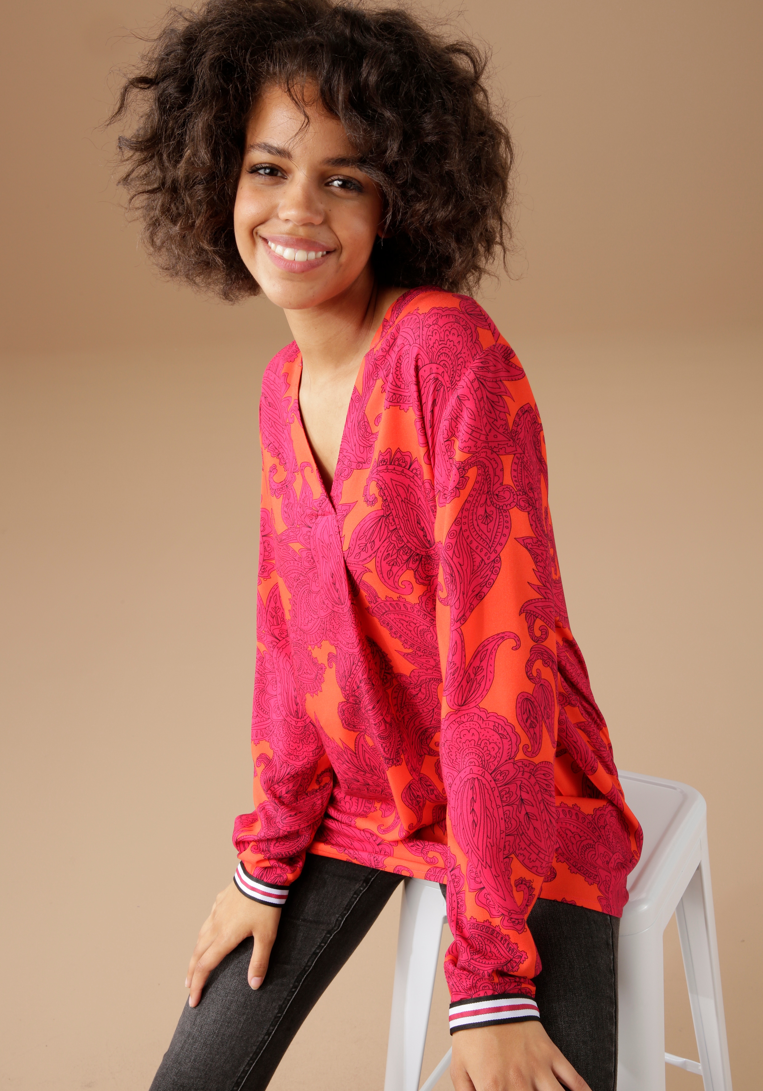 Aniston CASUAL Blouse zonder sluiting met kleurrijke, royale ornamentprint