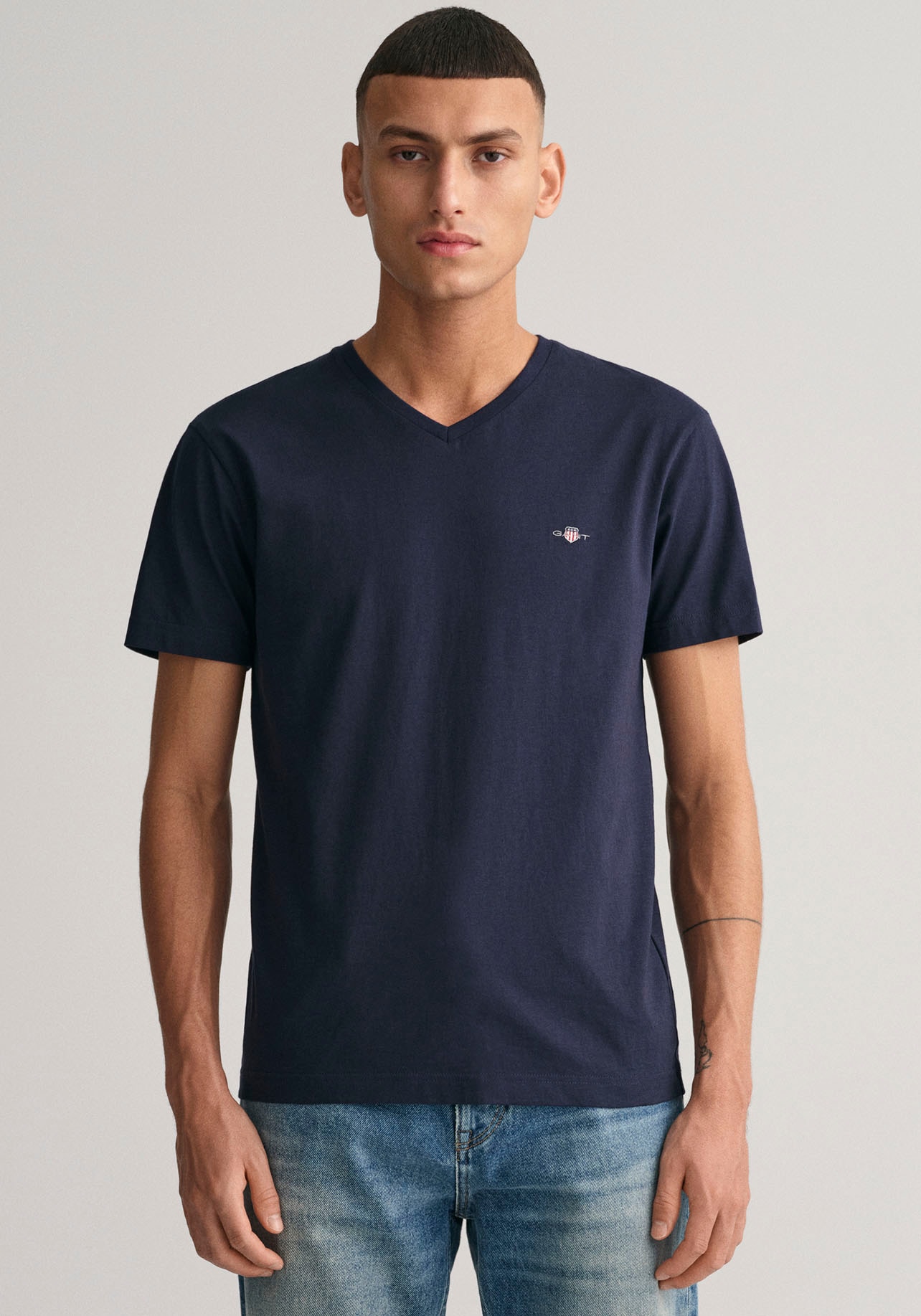 Gant T-shirt SLIM SHIELD V-NECK T-SHIRT