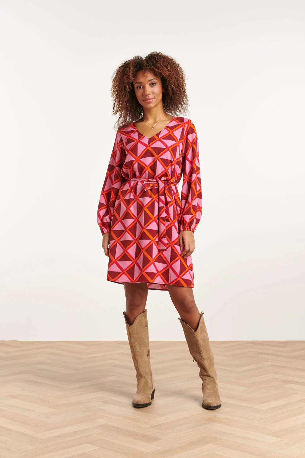 Smashed Lemon Dames grafische jurk met v-hals 23502
