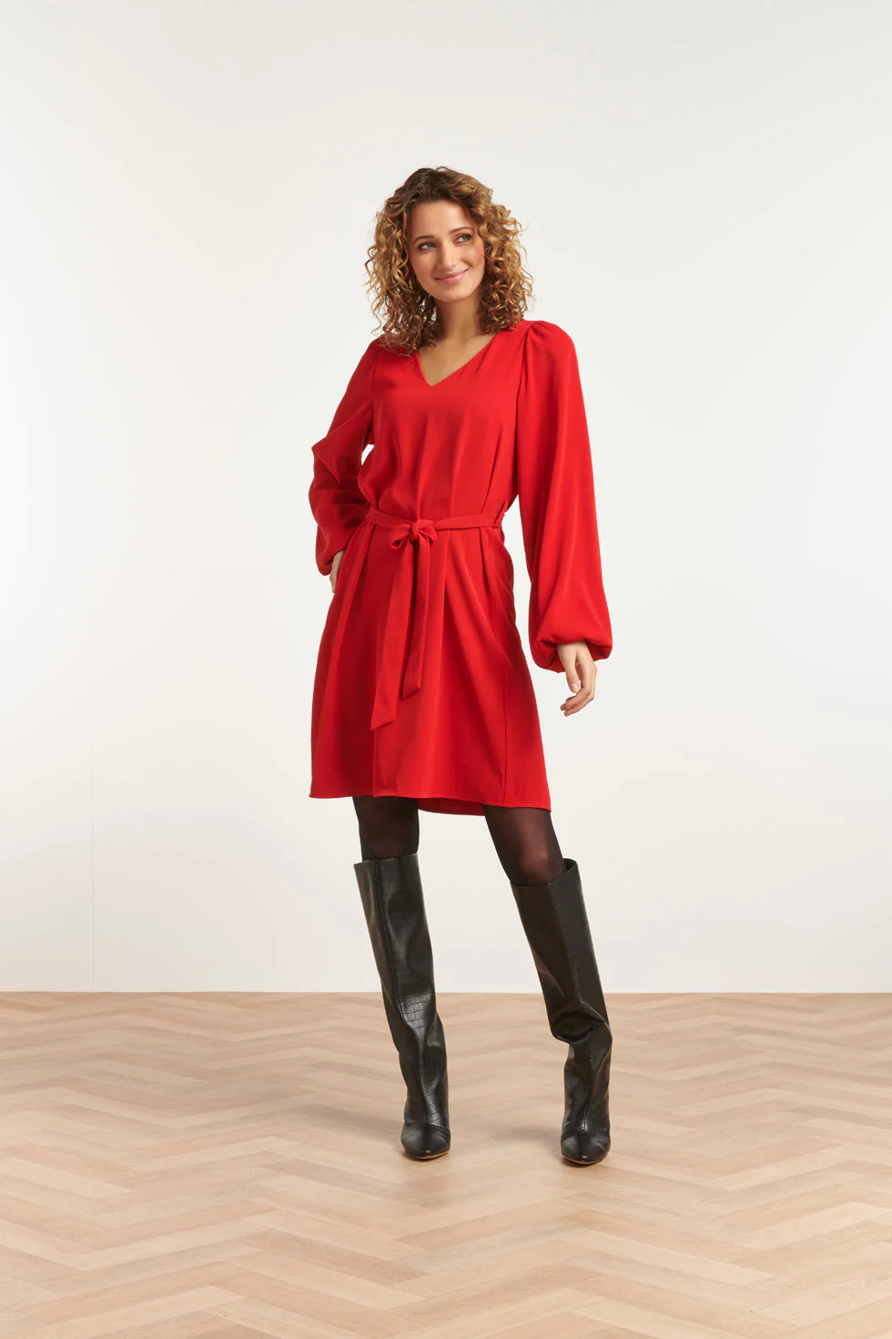 Smashed Lemon 23587 elegante rode v-hals jurk met ballonmouwen