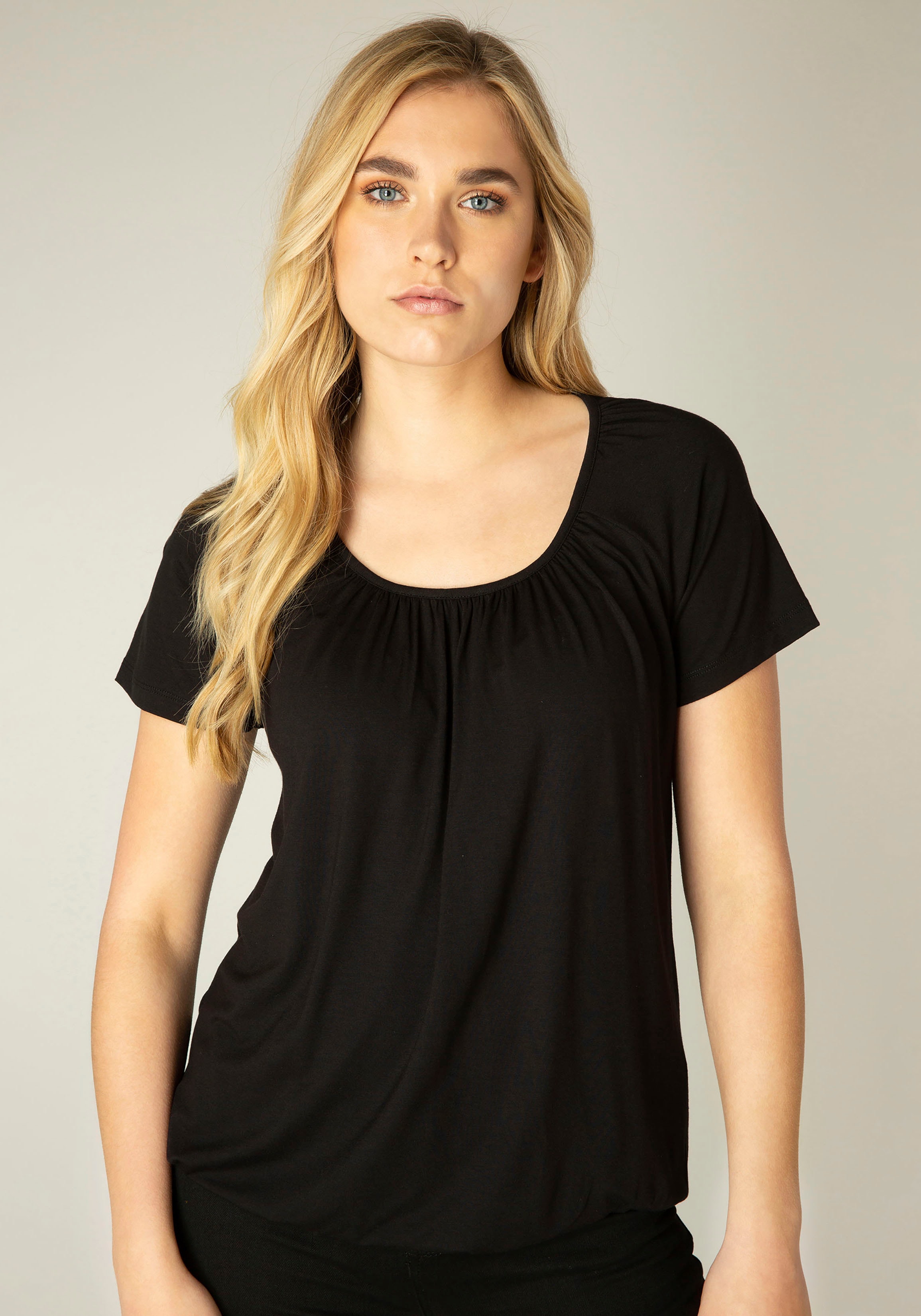 Base Level T-shirt Yona