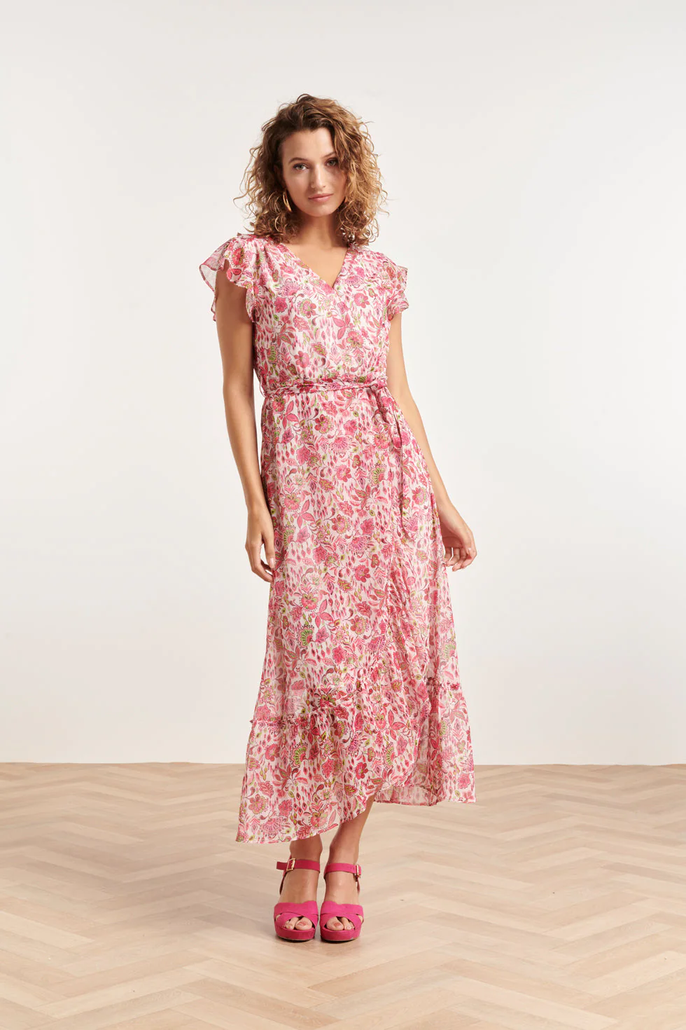 Smashed Lemon 24307 wikkelstijl maxi jurk van chiffon met fuchsia en
