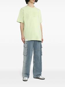 Izzue debossed-slogan cotton T-shirt - Groen