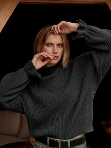 REPEAT cashmere Ribgebreide cashmere trui ruche aan de mouw