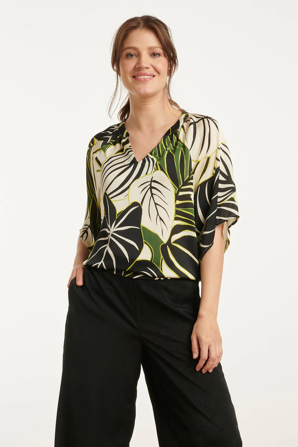 Smashed Lemon 25071 leaf print chiffon top met v-hals en flared mouwen