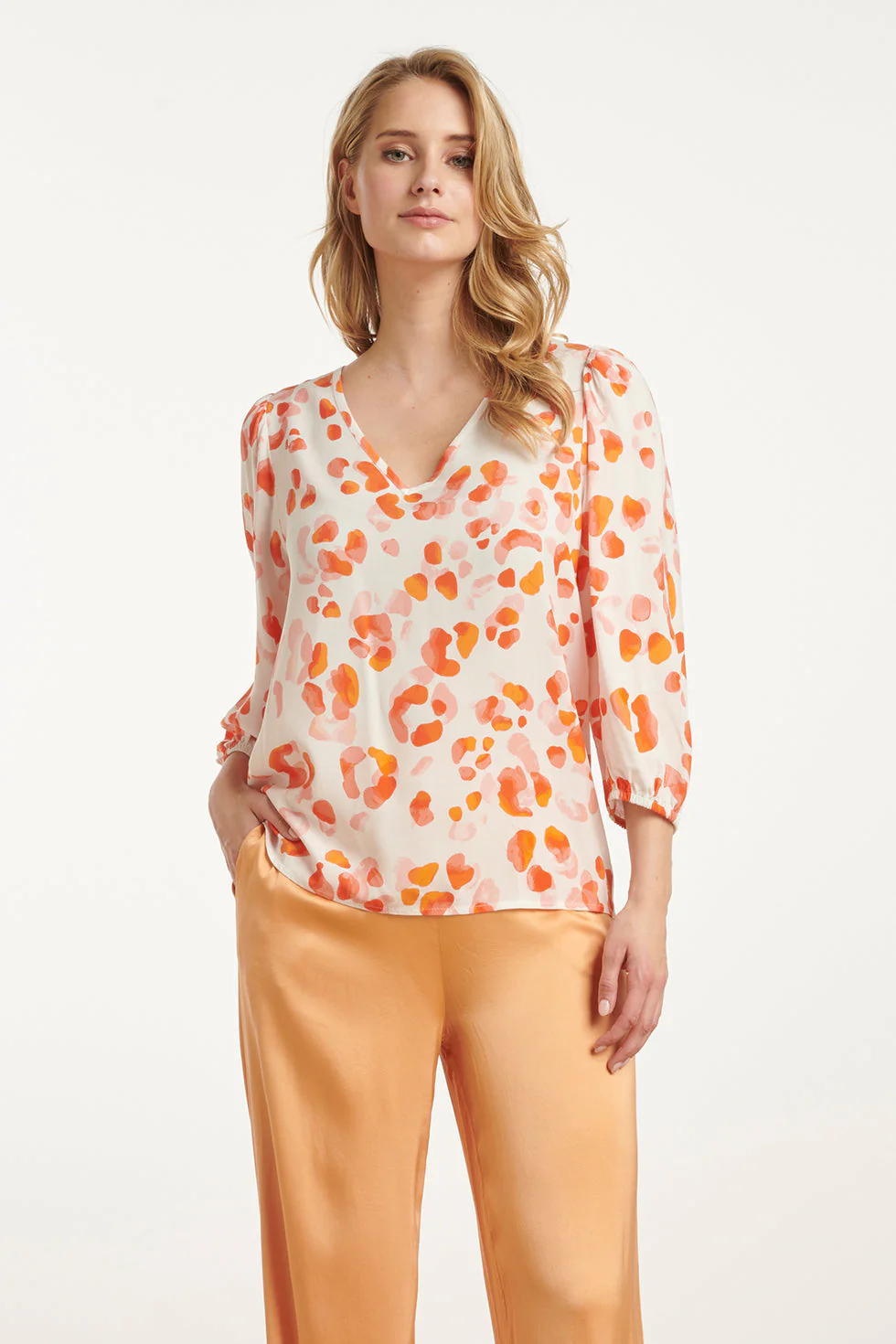 Smashed Lemon 25164 oranje & perzik animal print top met v-hals