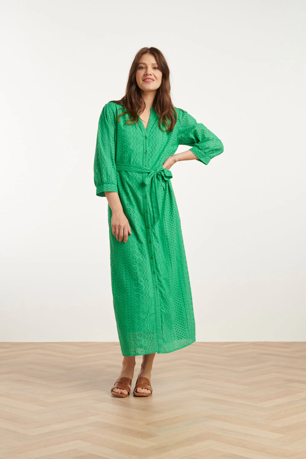 Smashed Lemon 25146 felgroene midi broderie anglaise jurk met