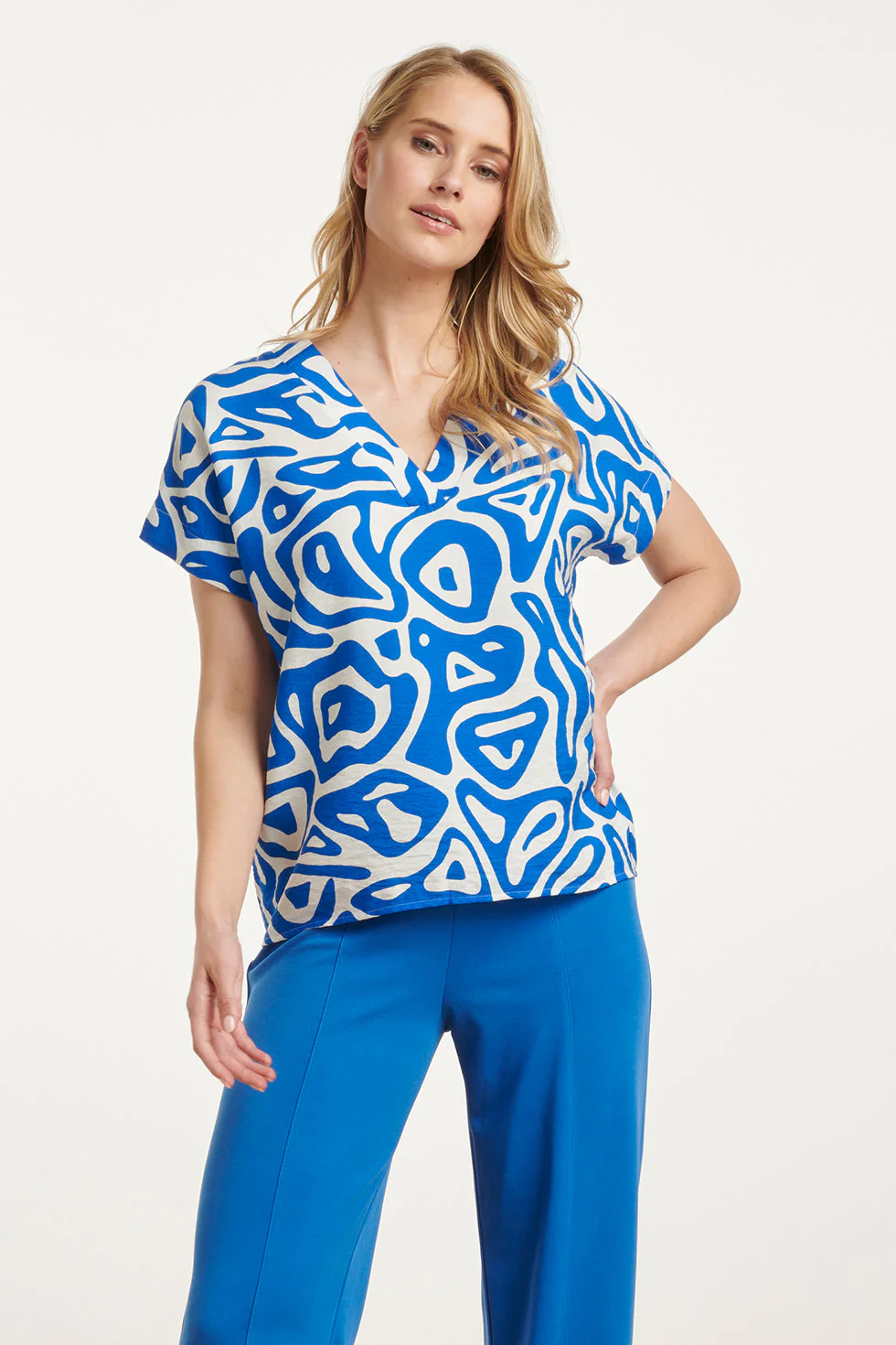 Smashed Lemon 25002 v-hals top met blauwe en witte abstracte print en