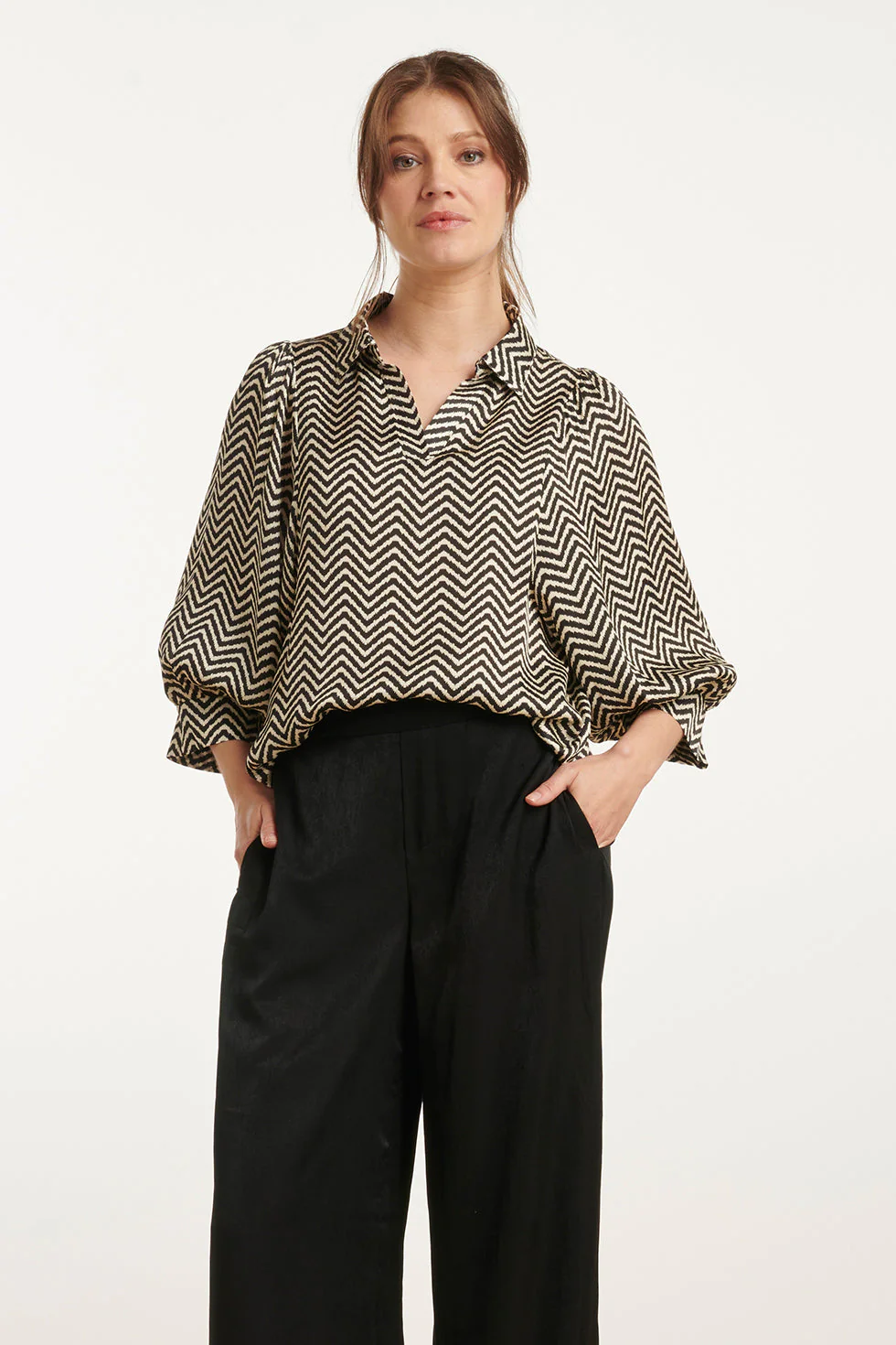 Smashed Lemon 25049 zand en zwart zigzag print top met kraag en 3/4