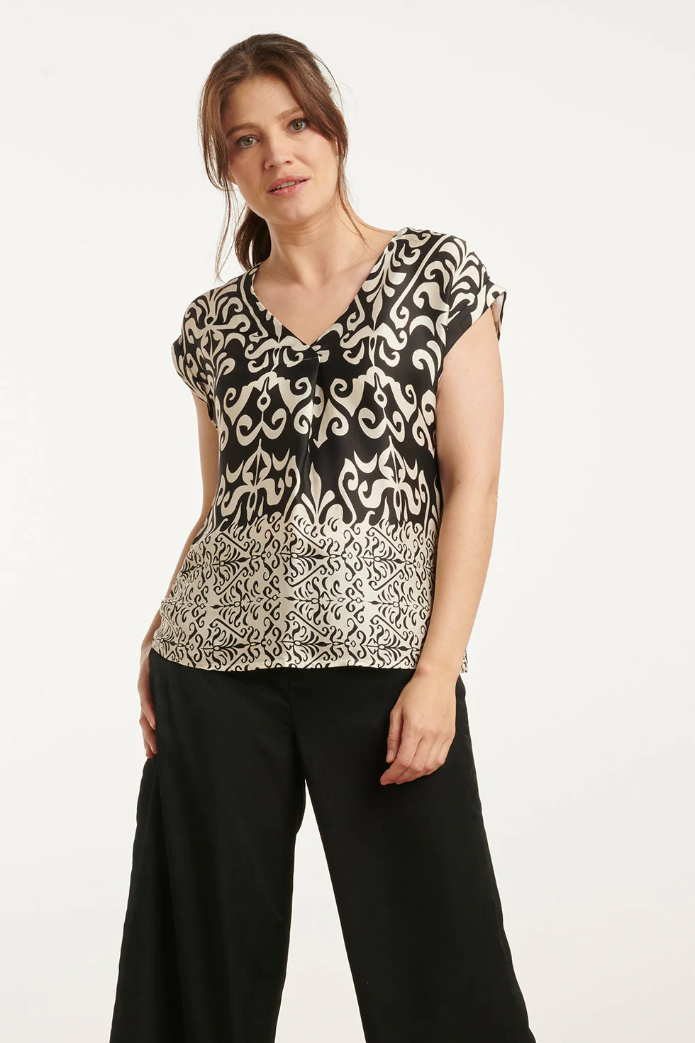 Smashed Lemon 25088 zwart-witte satijnen top met ornamentenprint
