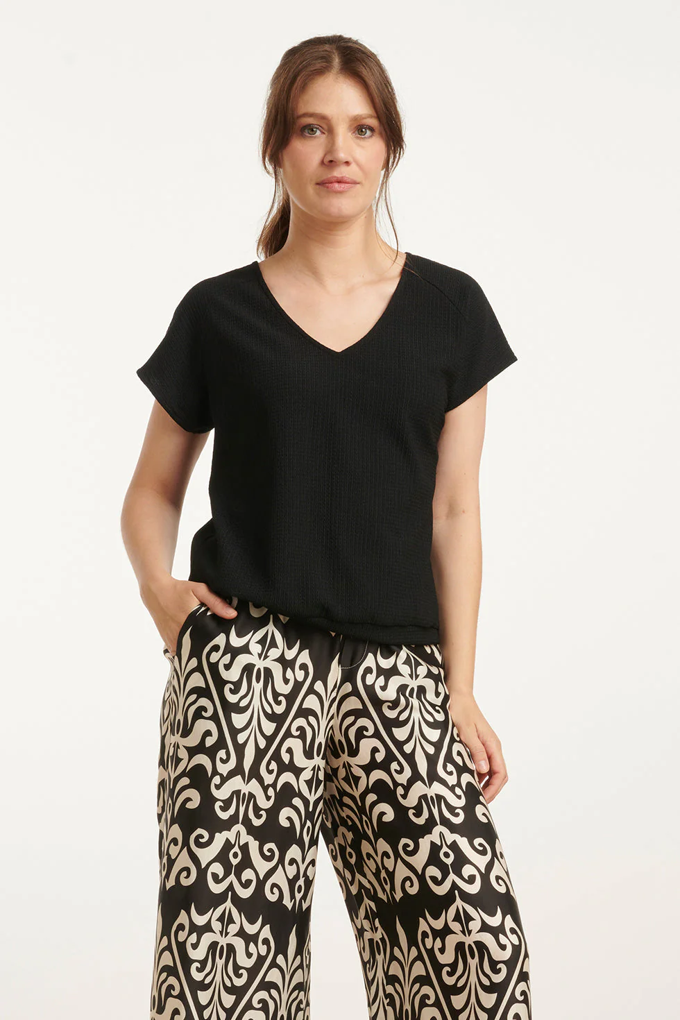 Smashed Lemon 25120 zwart stretchy crinkle top met v-hals