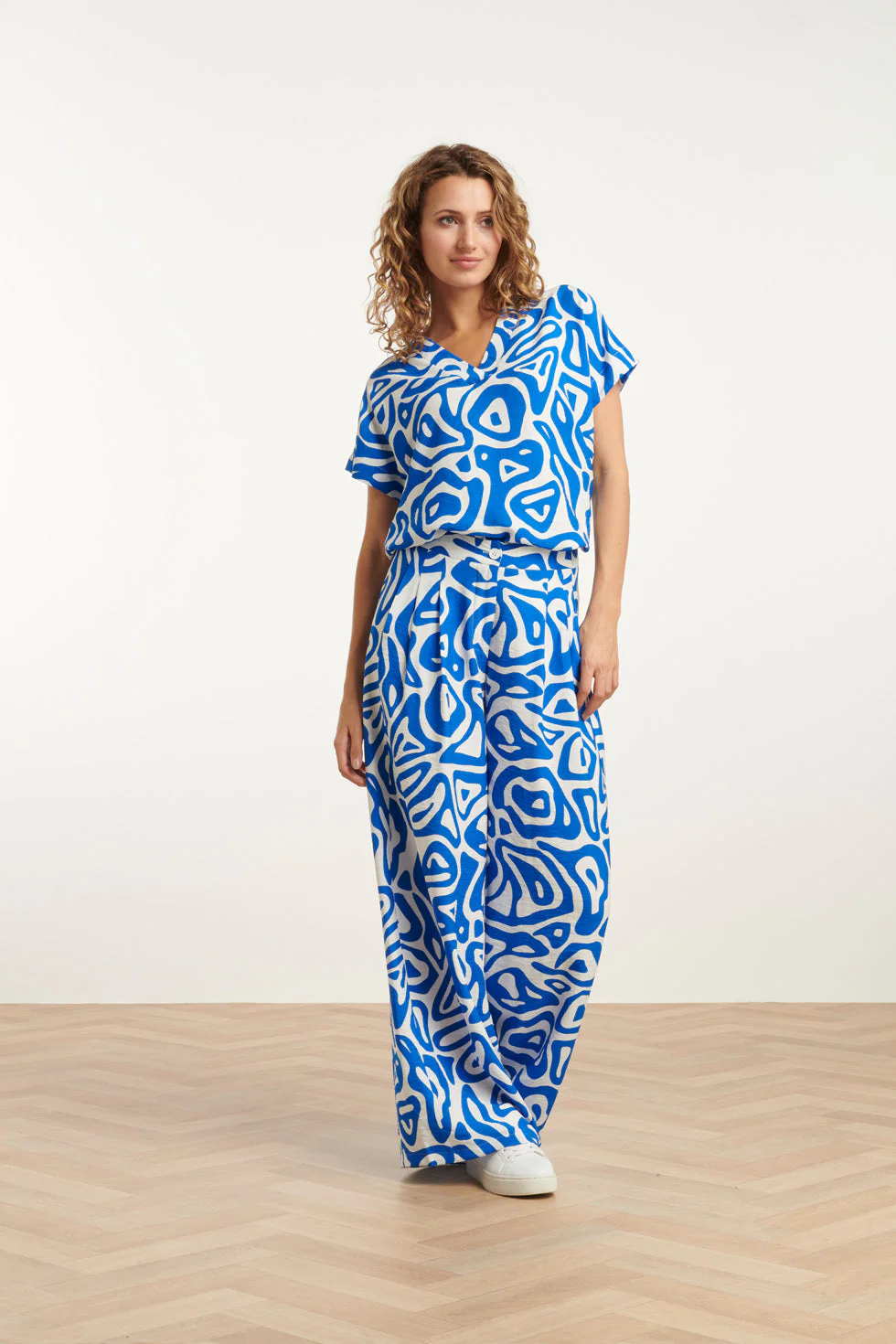 Smashed Lemon 25004 wijde broek met blauwe en witte abstracte print