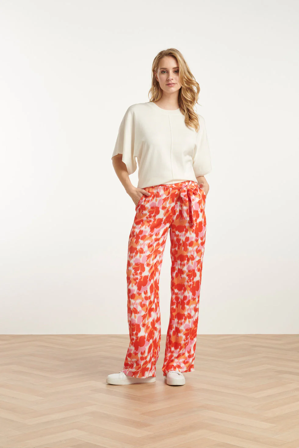 Smashed Lemon 25209 satijnen broek met peach bloemenprint