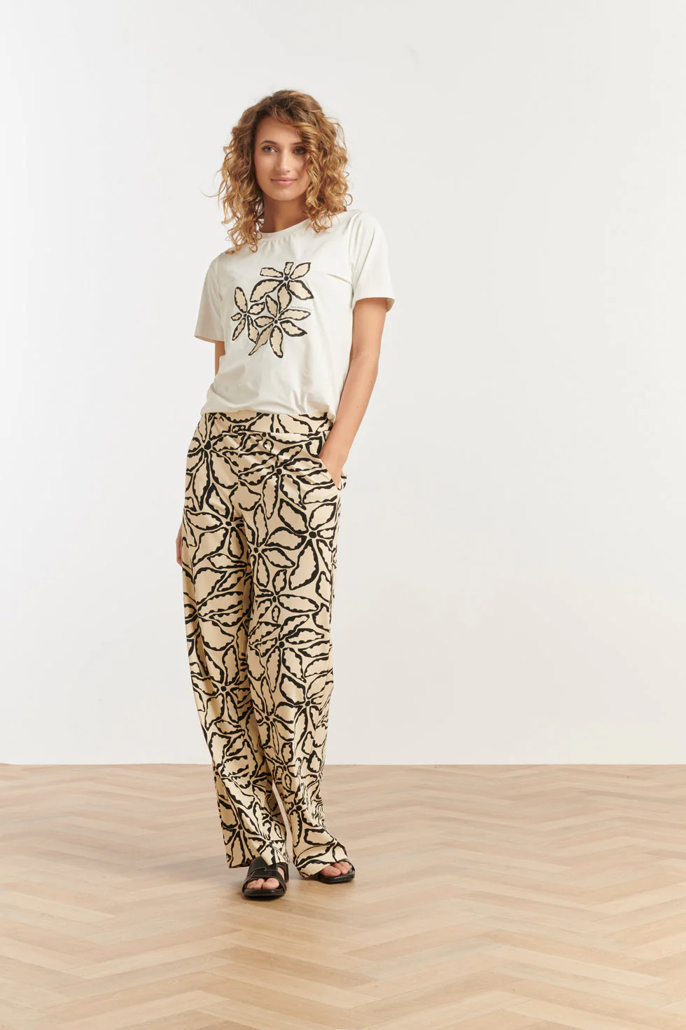 Smashed Lemon 25235 wide leg travel quality broek met zand & zwarte