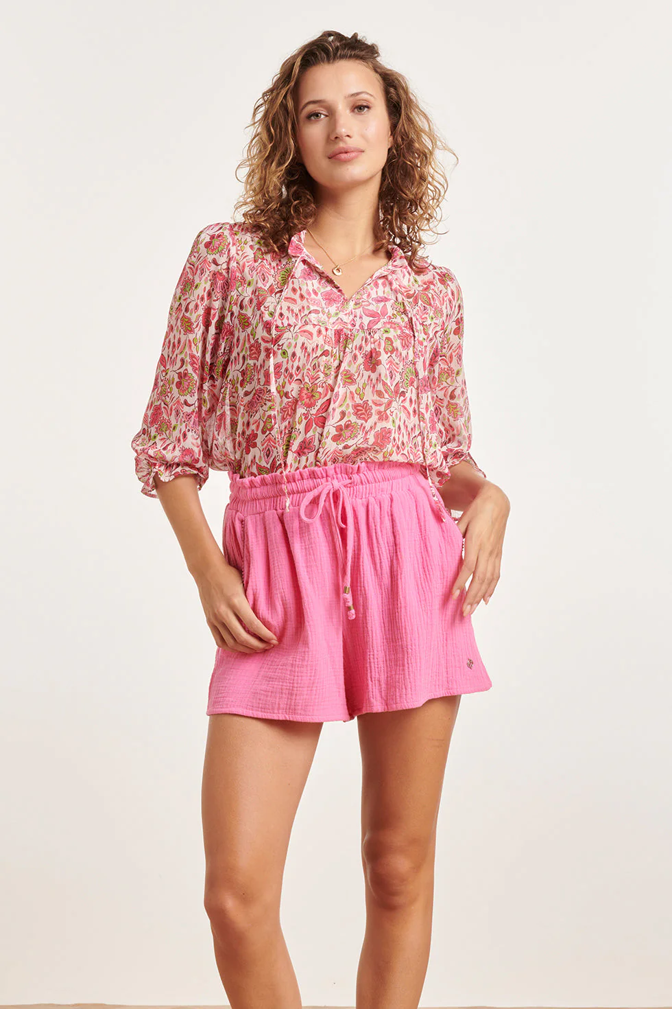 Smashed Lemon 24309 chiffon top met fuchsia en lime groen bloemenprint