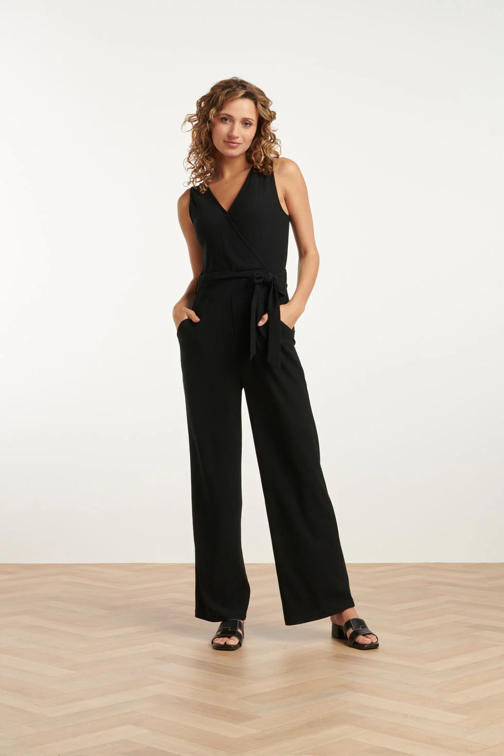Smashed Lemon 25119 zwarte stretchy crinkle jumpsuit