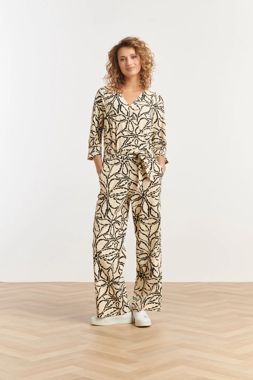 Smashed Lemon 25241 jumpsuit met zand en zwarte bloemenprint in travel