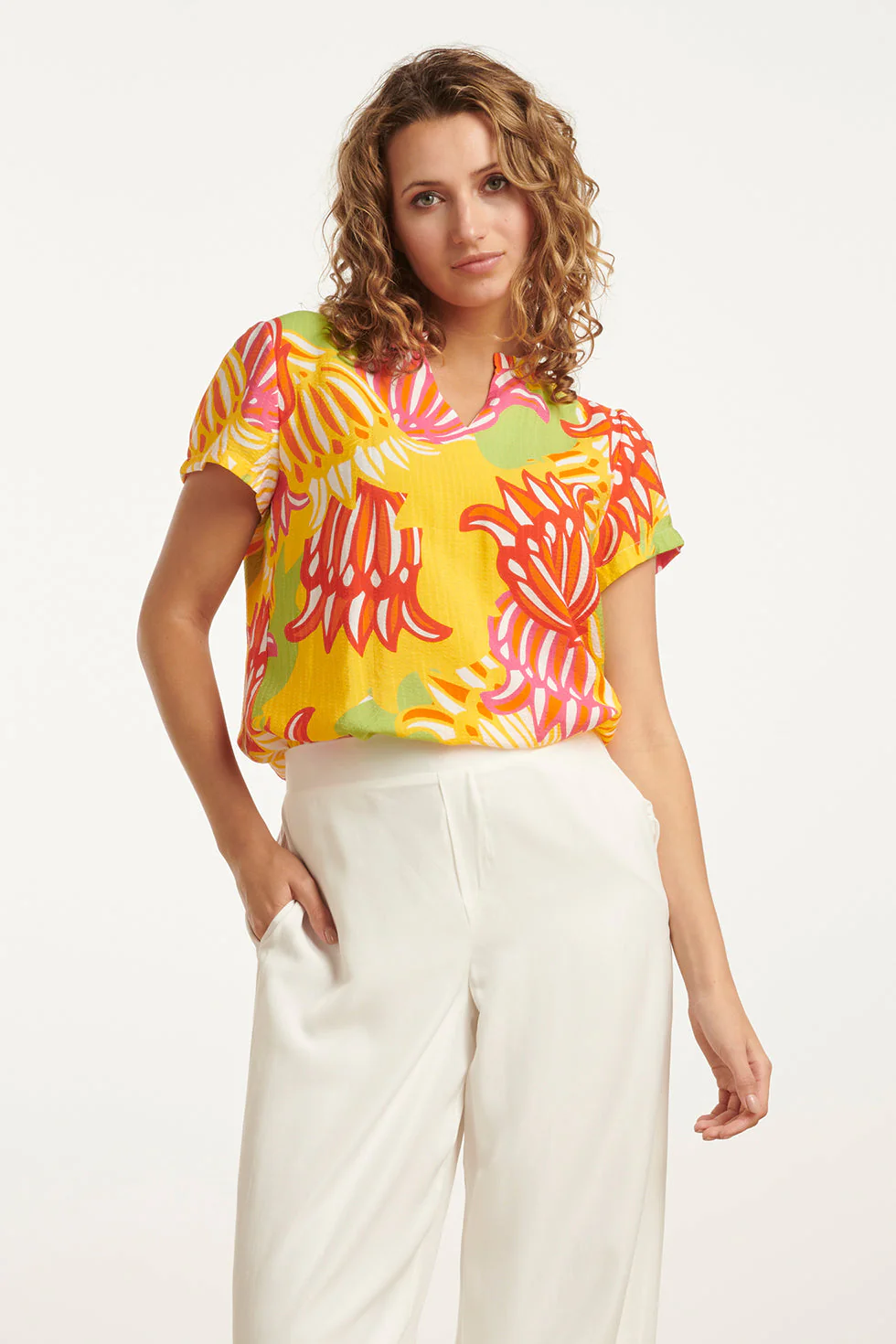Smashed Lemon 25030 v-hals top met fel kleurrijke bloemenprint