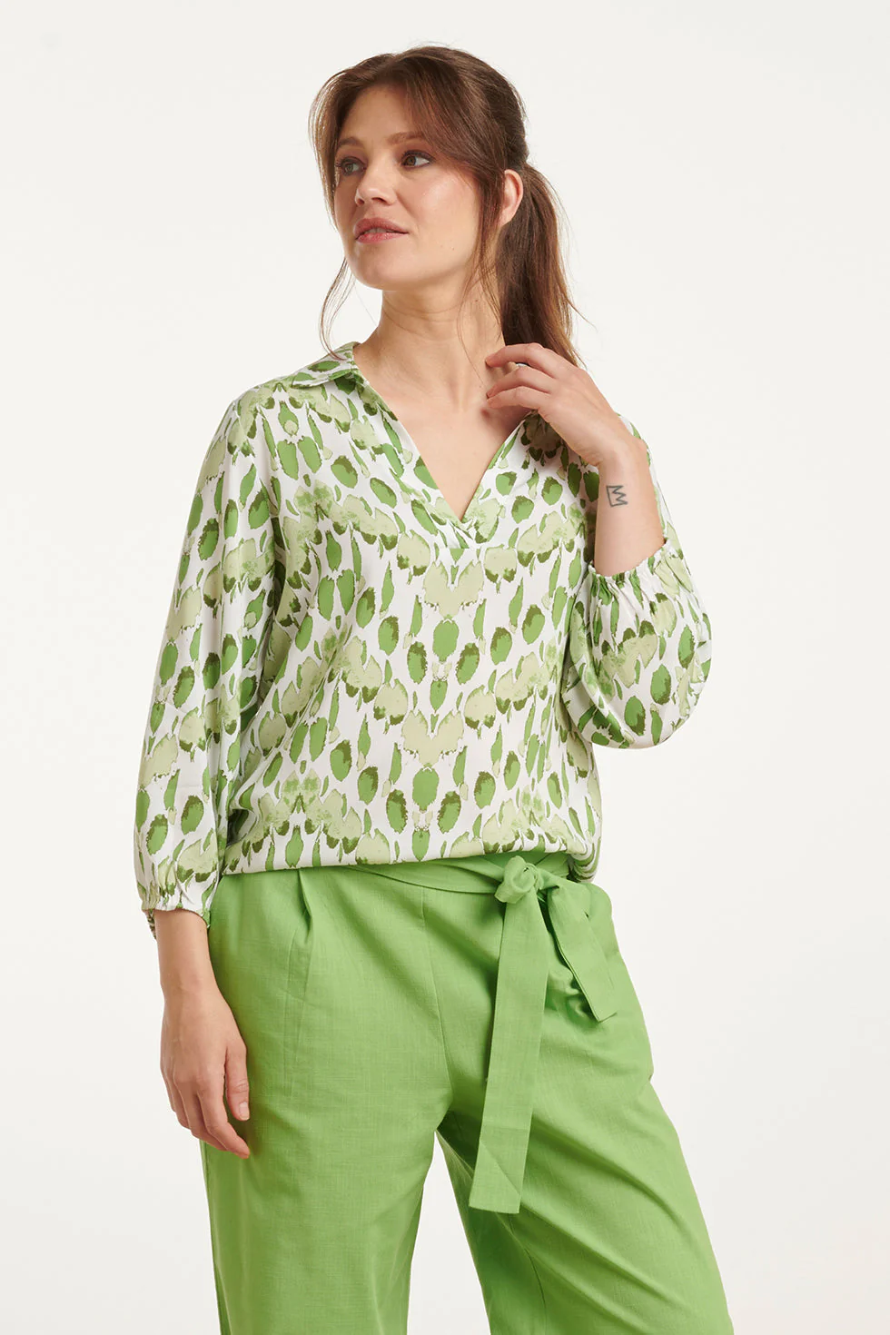 Smashed Lemon 25031 v-hals bloes met slangenprint in groen