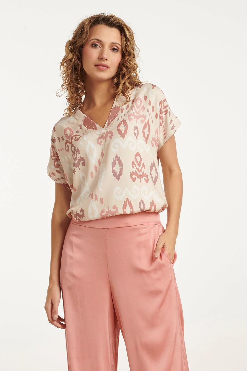 Smashed Lemon 25045 v-hals paneel top met een groot aztec print in