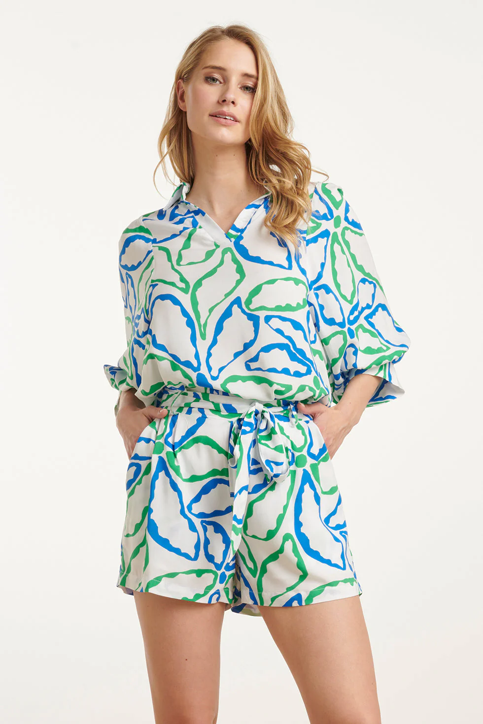 Smashed Lemon 25053 witte top met v-hals en kobaltblauwe & groene