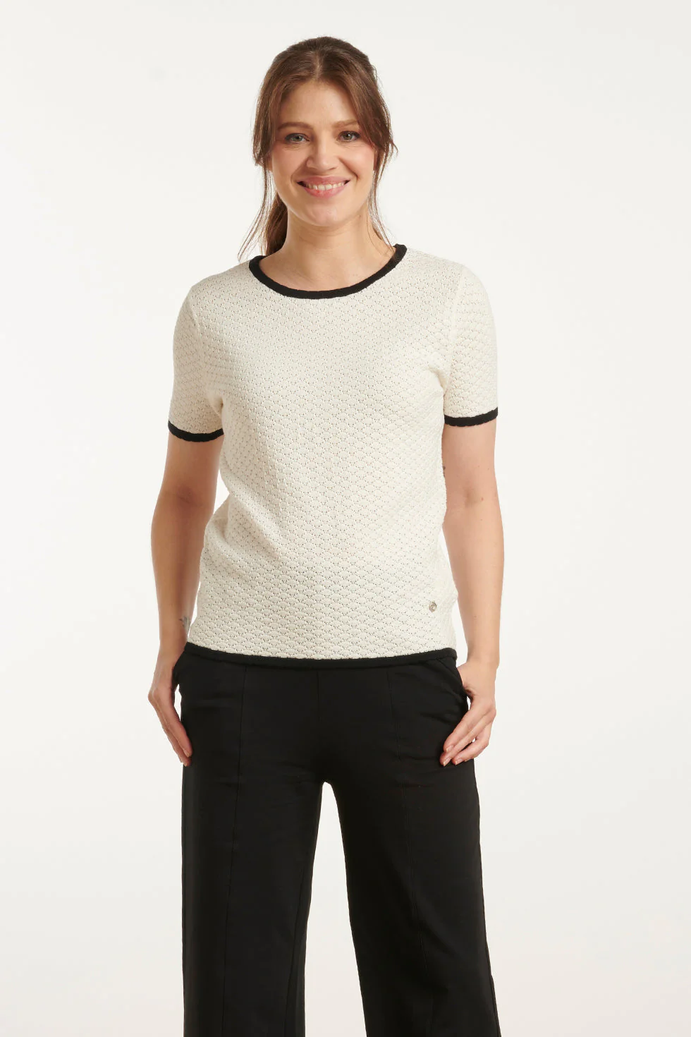 Smashed Lemon 25096 off-white gebreid top met zwarte contrastafwerking