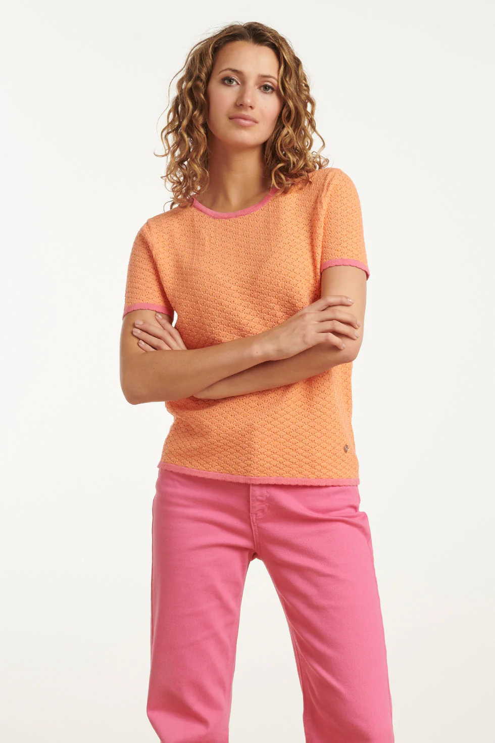Smashed Lemon 25096 peach knitted top met contrasterende roze rand