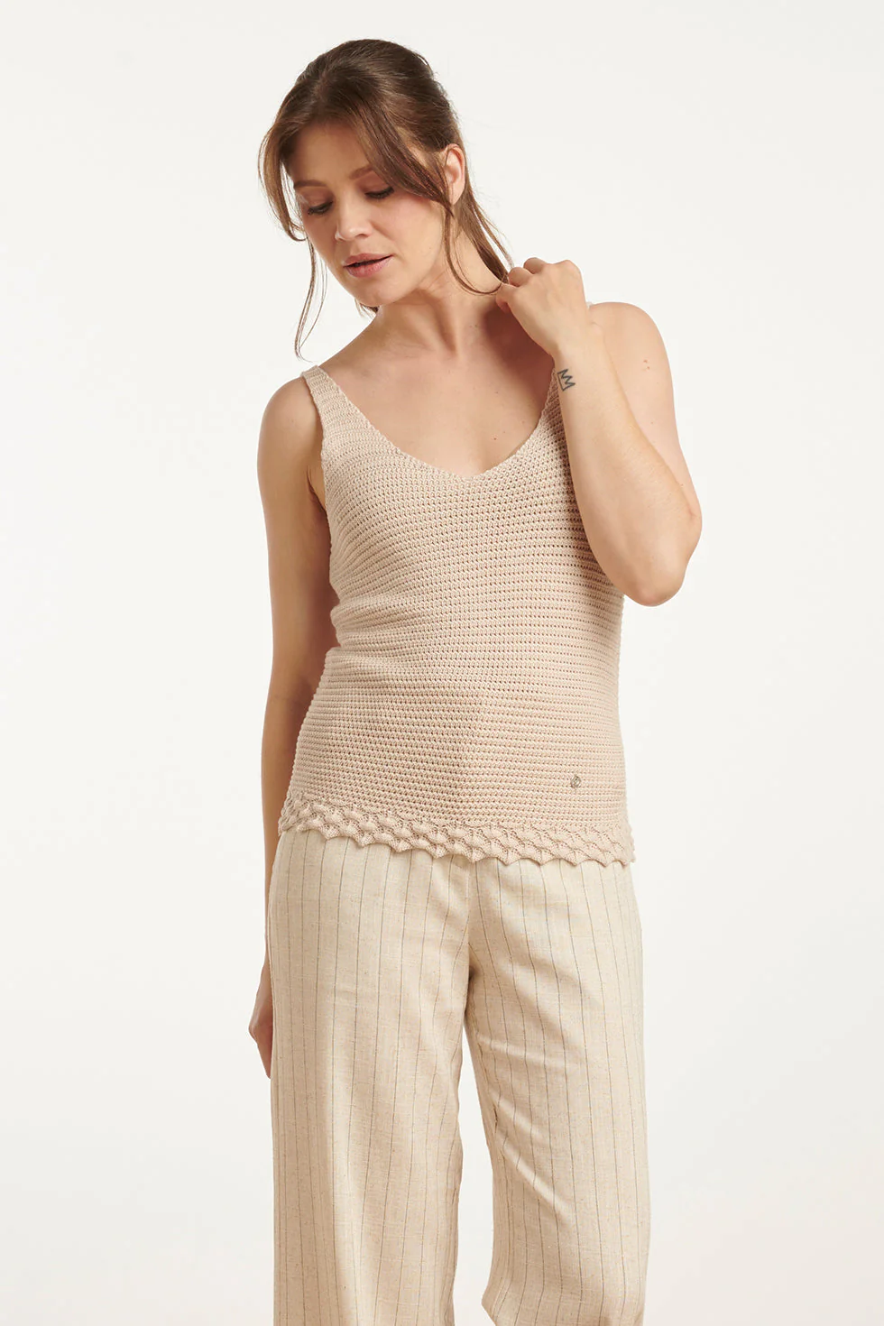 Smashed Lemon 25107 zandkleurige gebreide strappy top met scallop rand