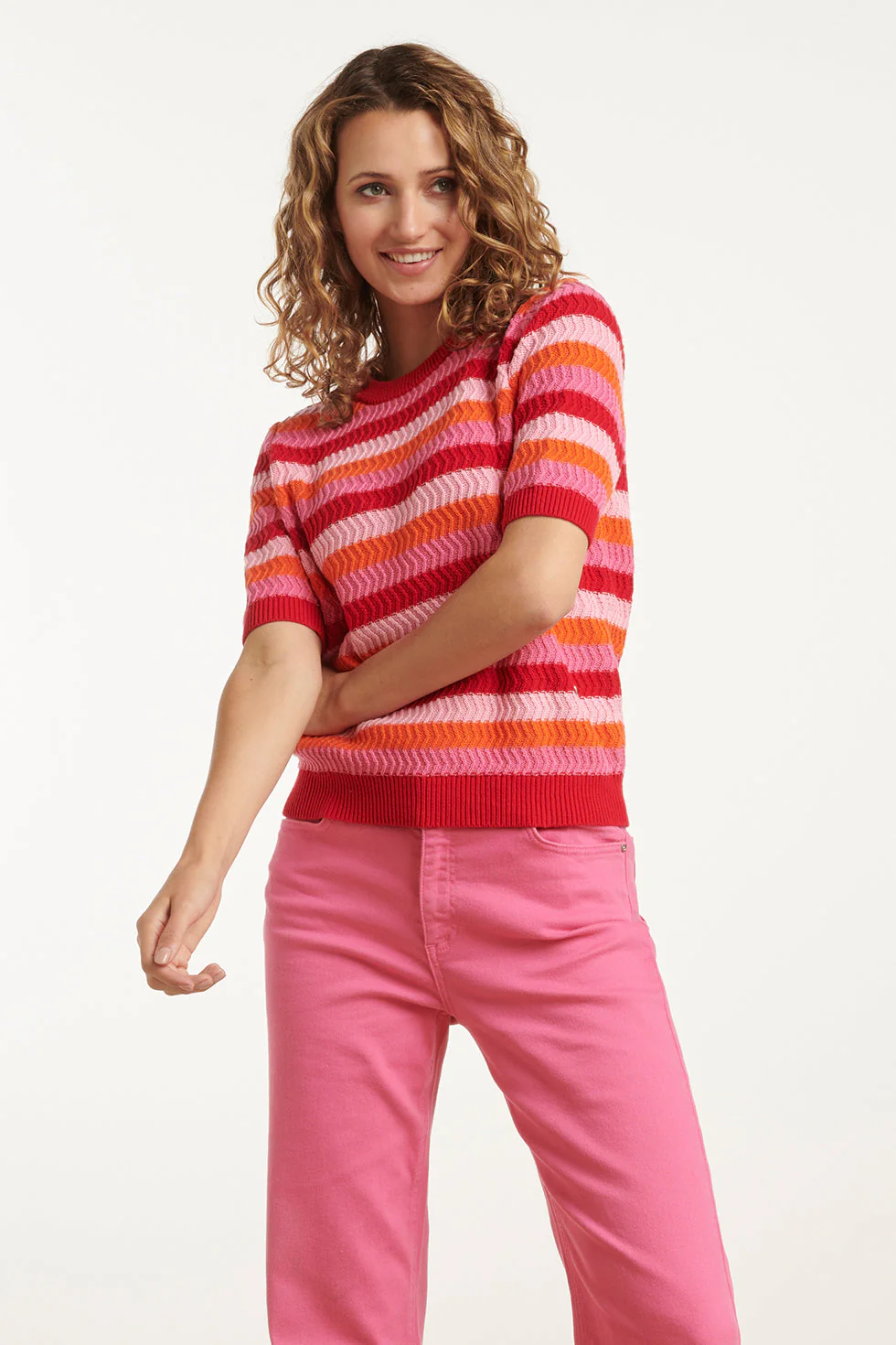 Smashed Lemon 25110 gebreide trui met rood, roze tinten, en oranje