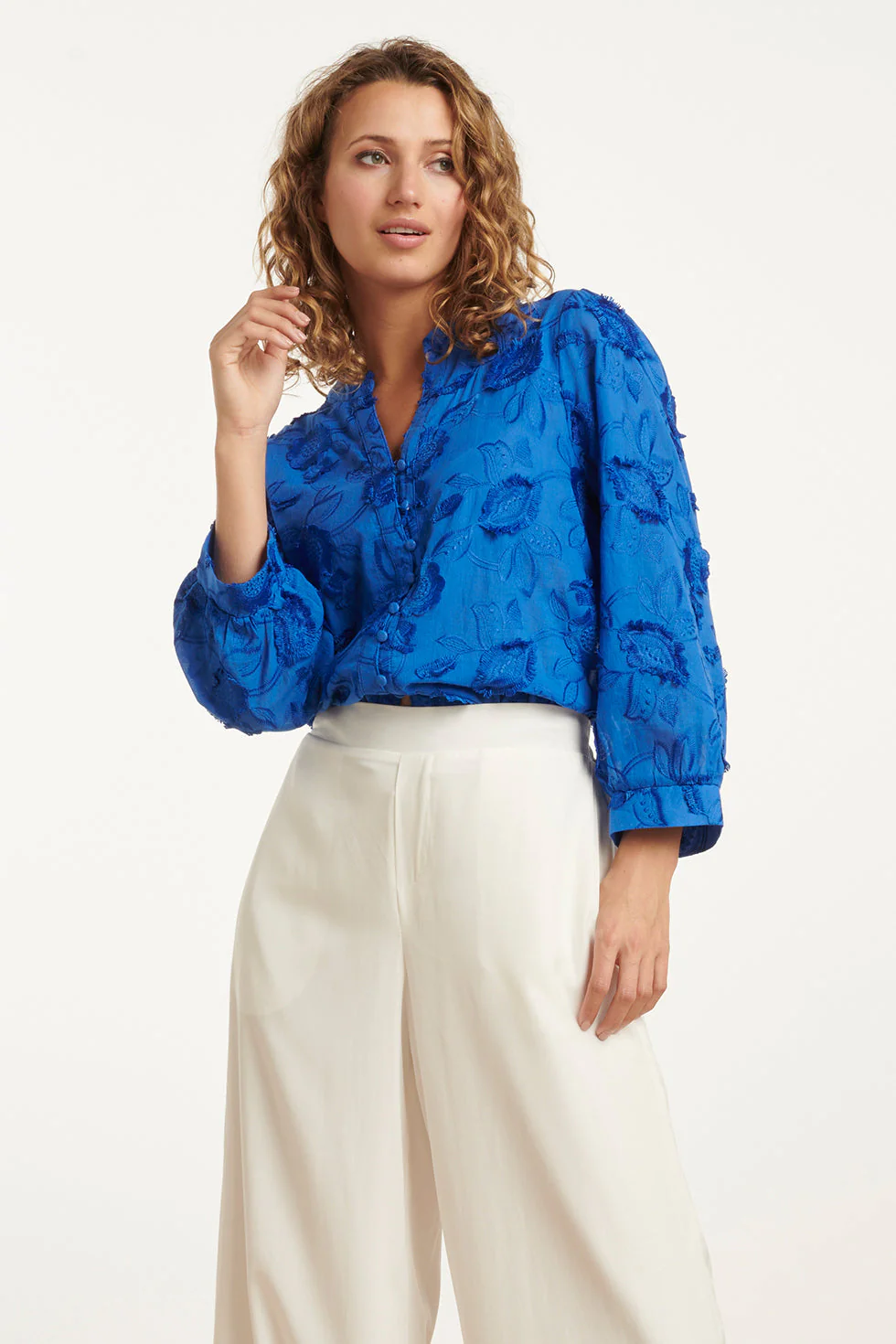 Smashed Lemon 25138 cobalt blauwe 3d bloemen blouse
