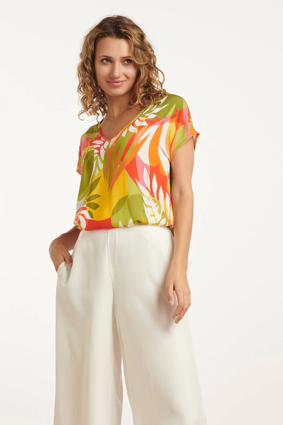 Smashed Lemon 25156 multicoloured bladprint top met v-hals