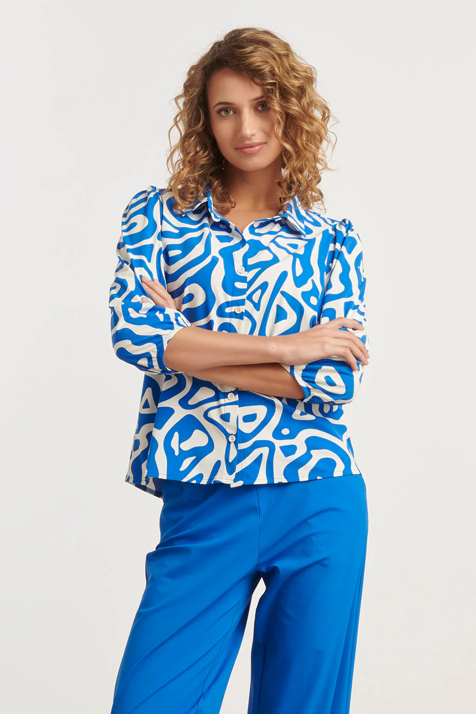 Smashed Lemon 25249 cobaltblauwe en witte graphic geprinte blouse in