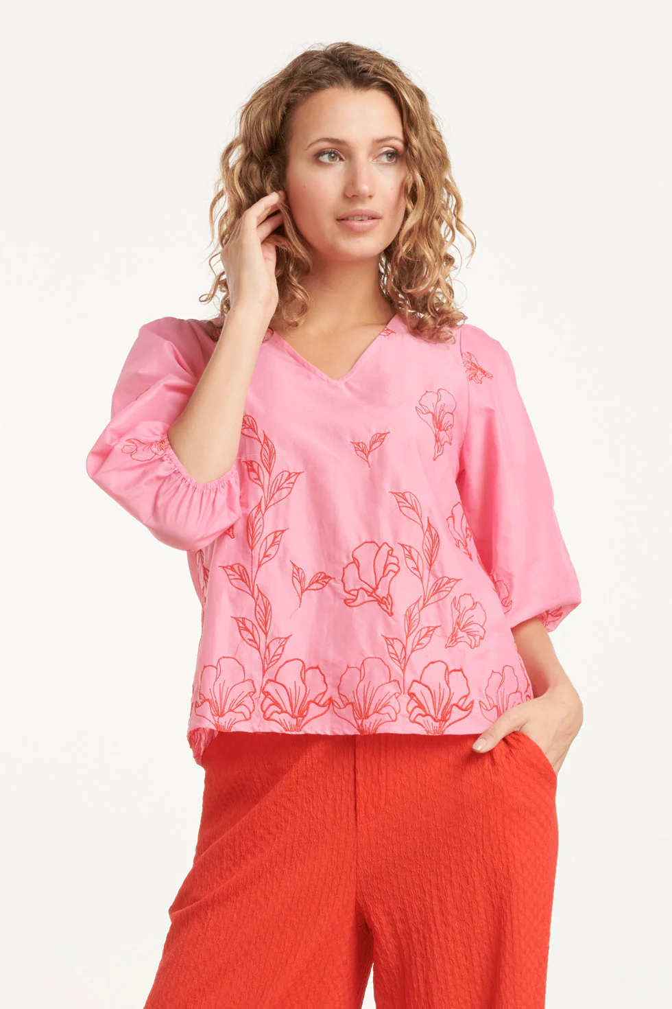 Smashed Lemon 25262 roze top met rode bloemenborduursels en v-hals