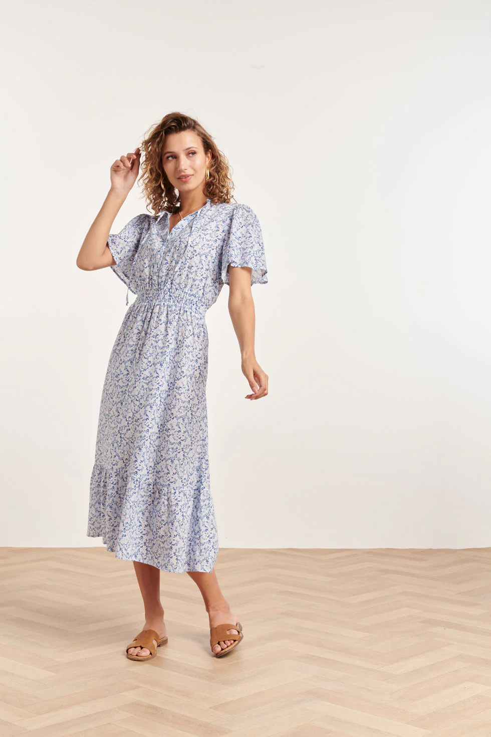 Smashed Lemon 24344 wit en blauw ditsy bloemen midi jurk