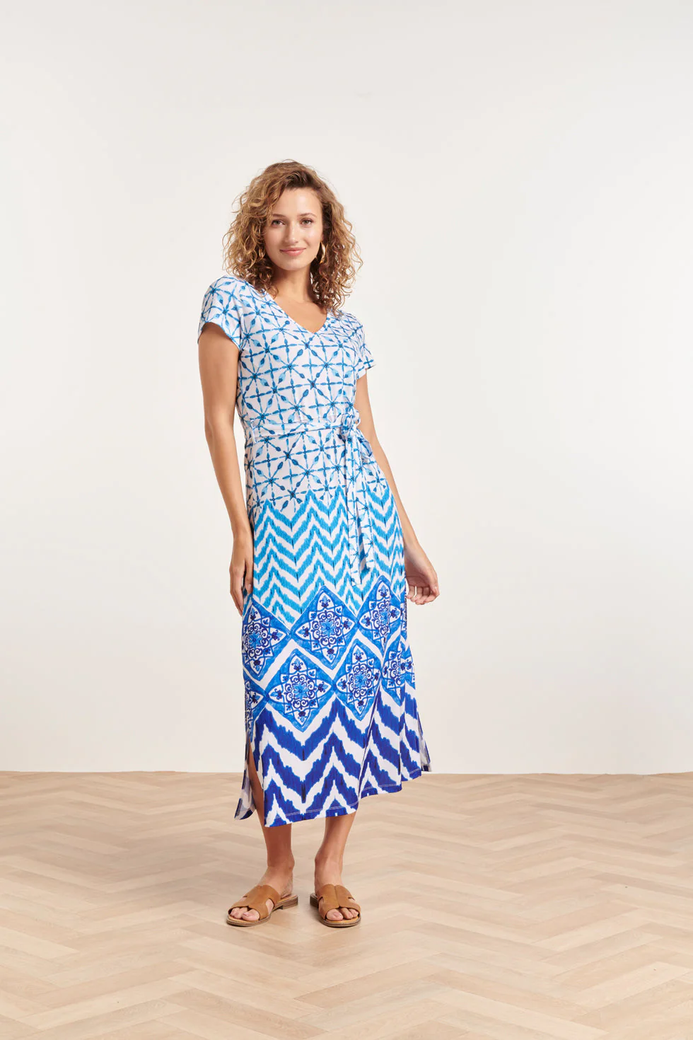Smashed Lemon 24360 dames maxi witte jurk met blauw en wit ornamentaal