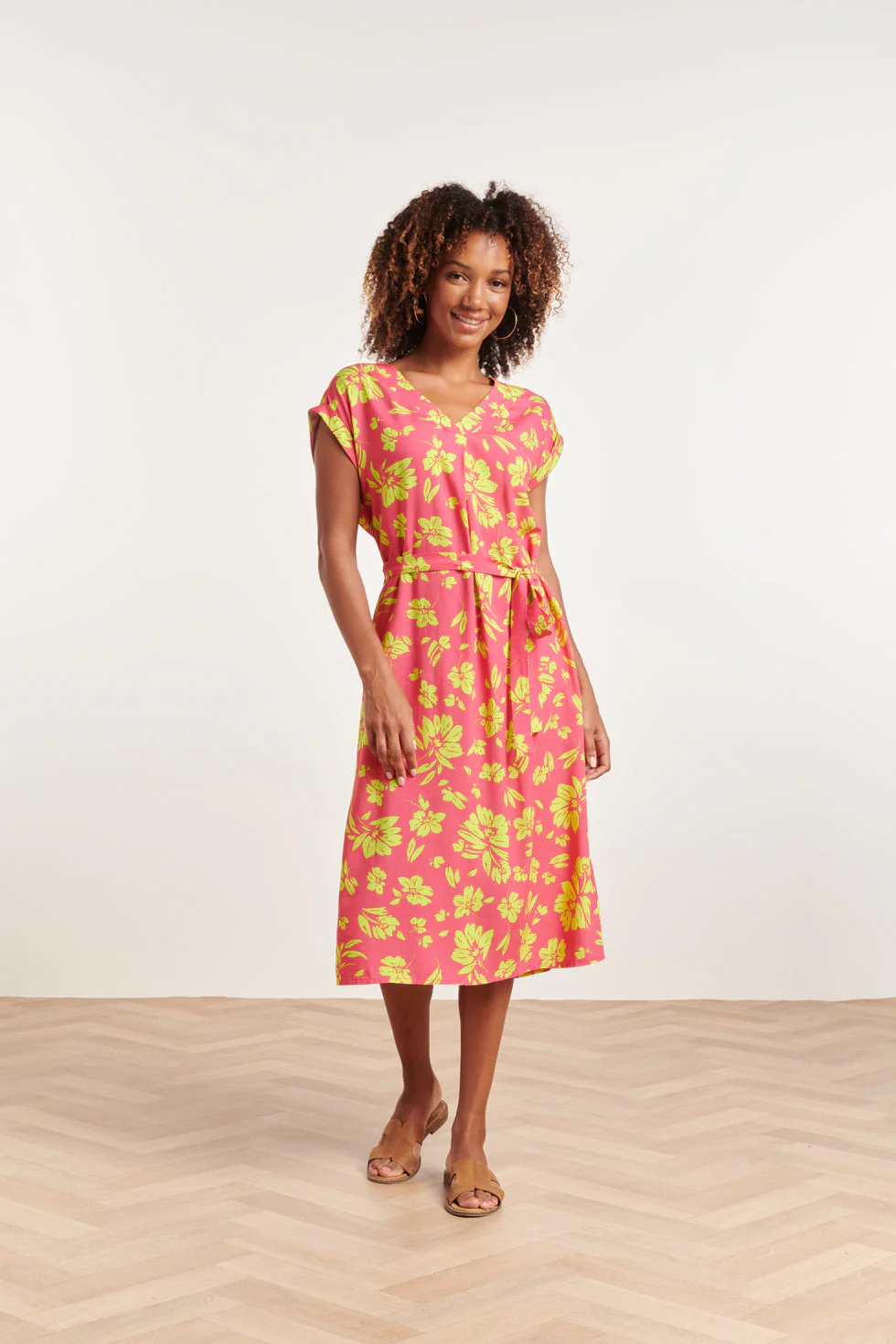 Smashed Lemon 24371 dames fuchsia jurk met allover lime bloemenprint