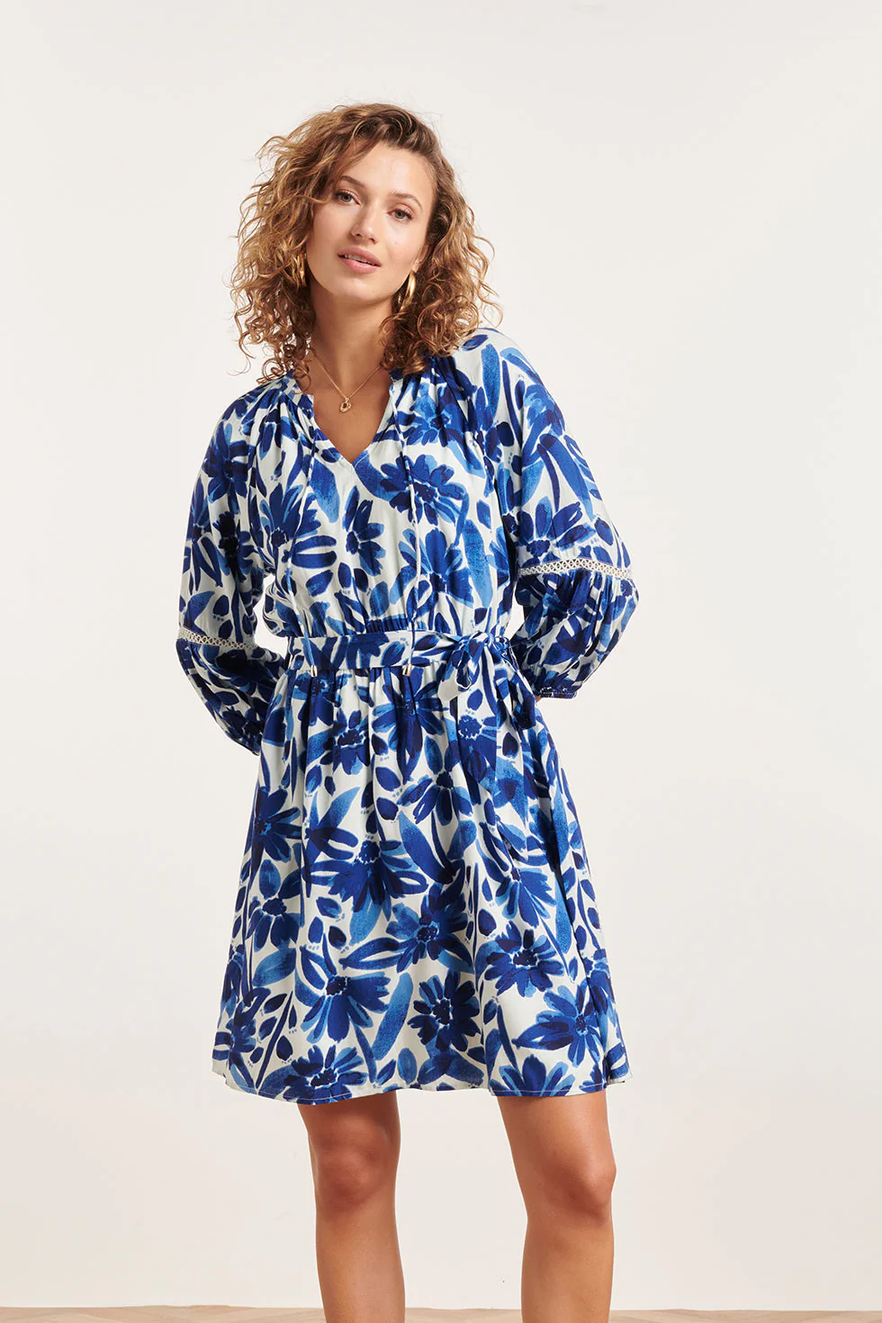 Smashed Lemon 24377 dames jurk wit en blauw met bloemenprint en