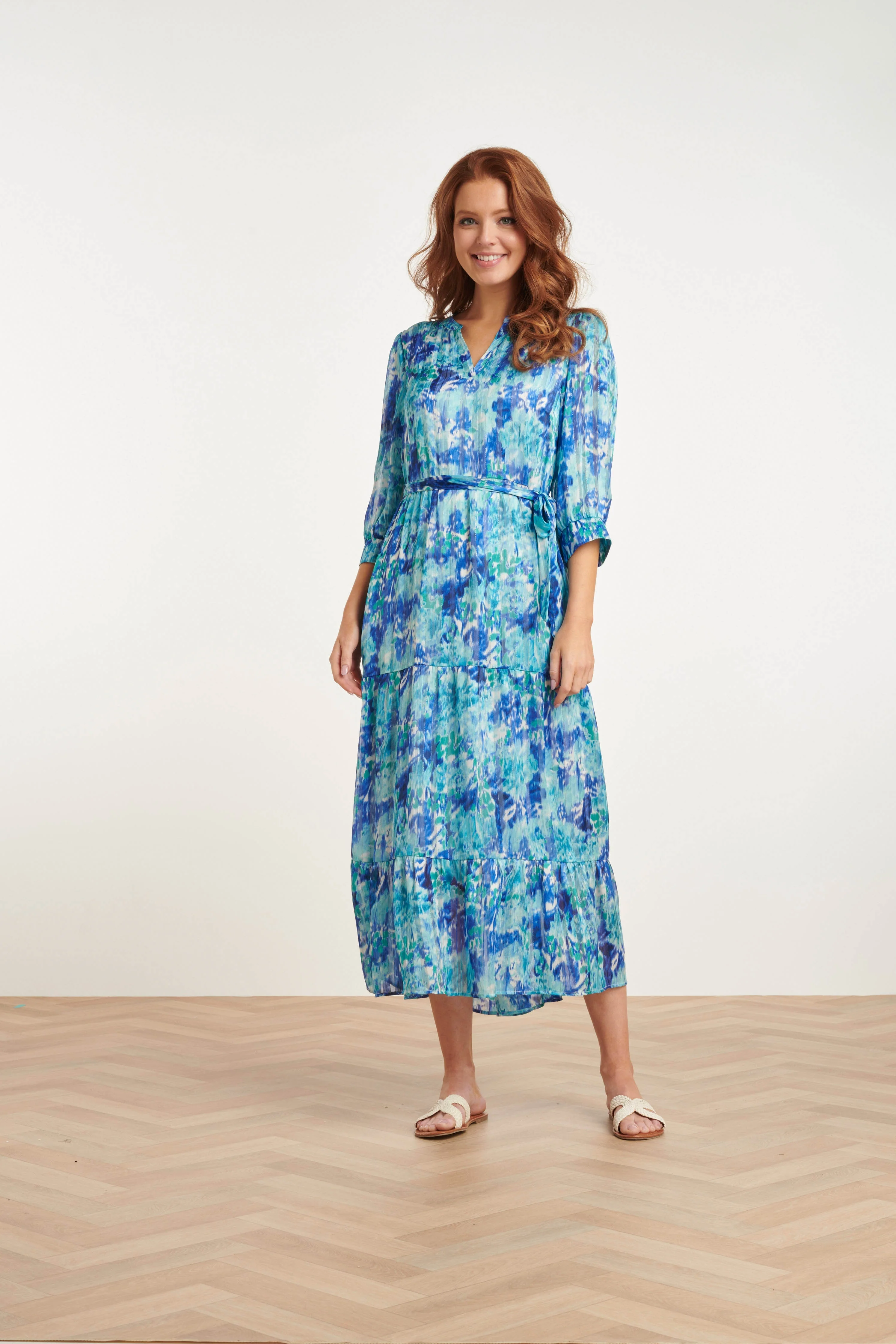 Smashed Lemon 24408 blauwe satijnen maxi jurk met abstracte print en