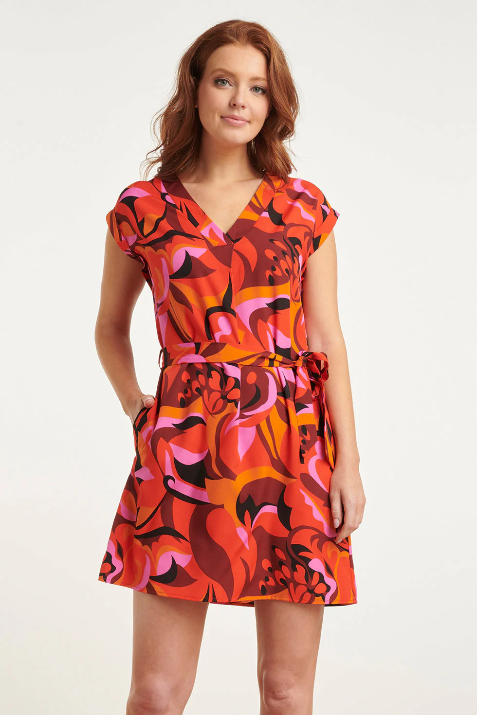Smashed Lemon 24415 kort zomerjurkje met abstracte print in rood en