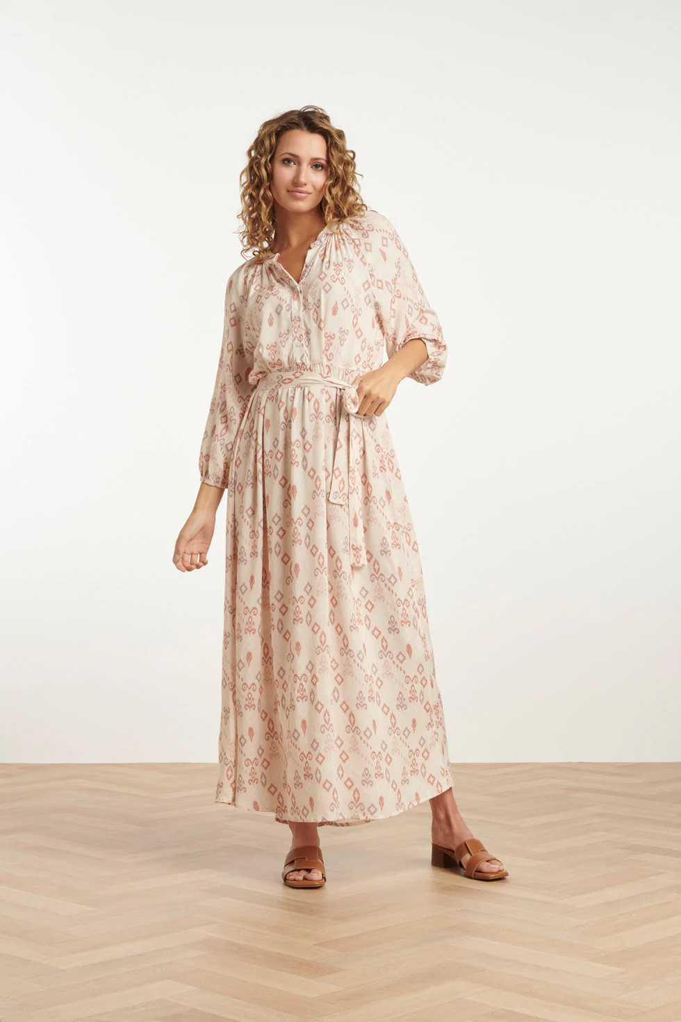 Smashed Lemon 25042 lichte maxi jurk met v-hals en aztec print in