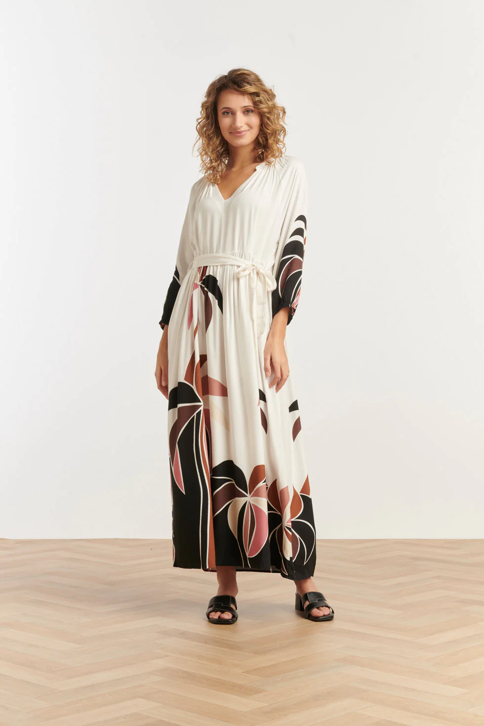 Smashed Lemon 25057 off white flowy maxi jurk met mauve roze en bruin