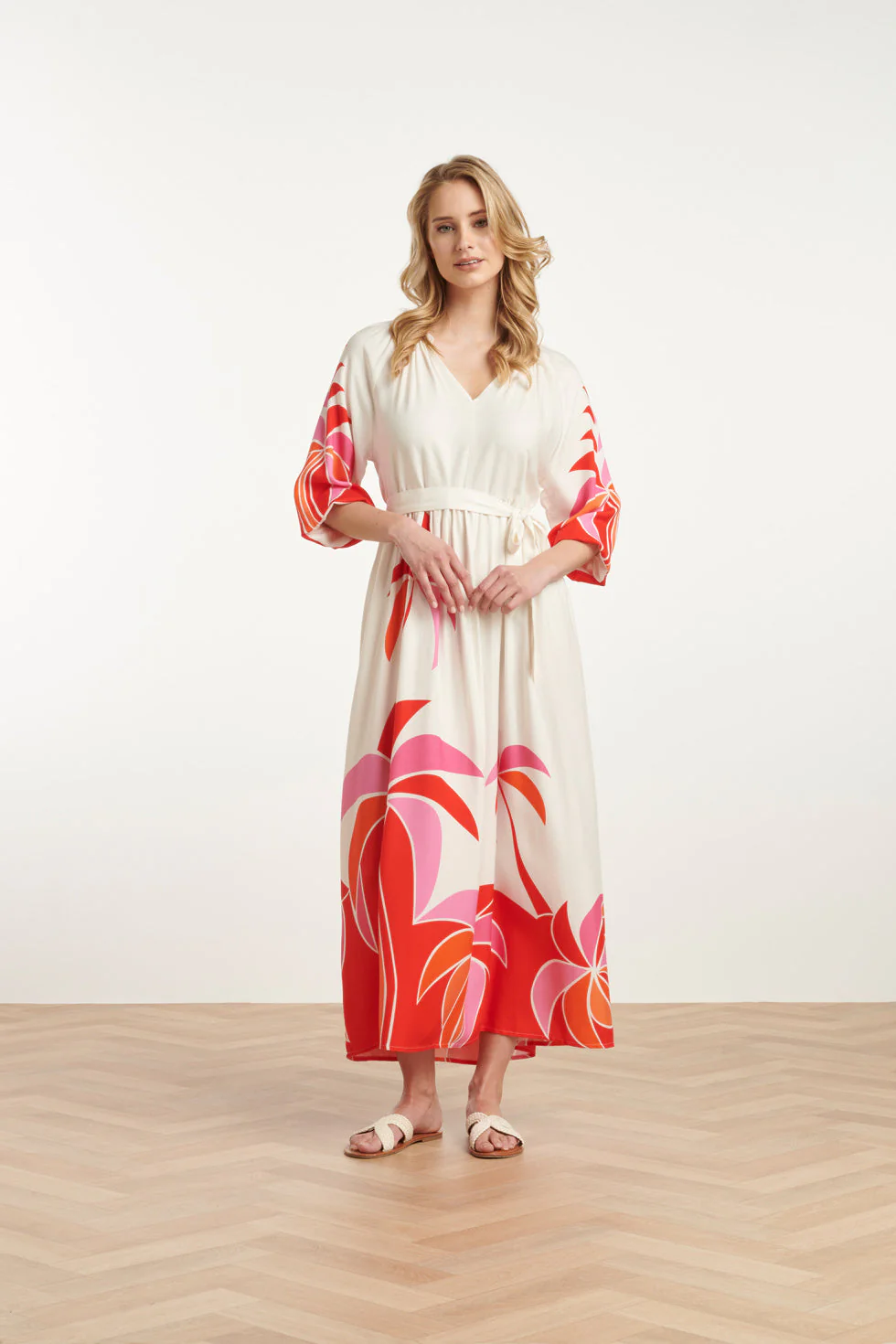 Smashed Lemon 25058 off white flowy maxi jurk met helder roze en rood