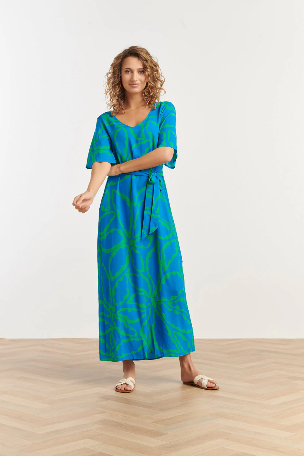 Smashed Lemon 25068 maxi jurk met grafische bloemenprint in felblauw