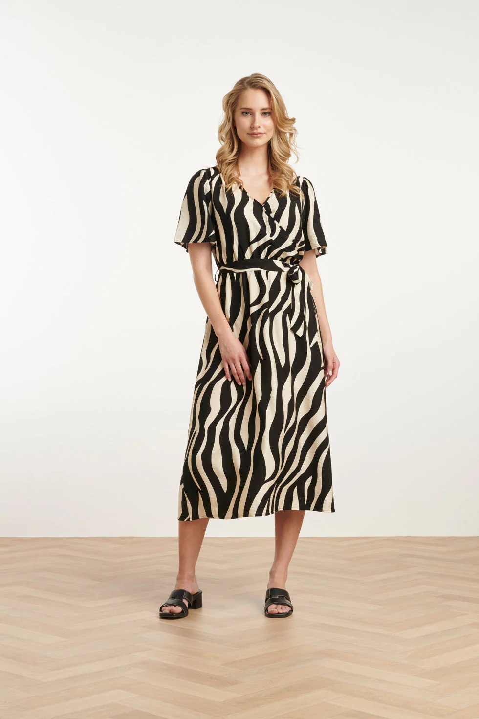 Smashed Lemon 25077 midi jurk met zebrastijl print in zwart en sand