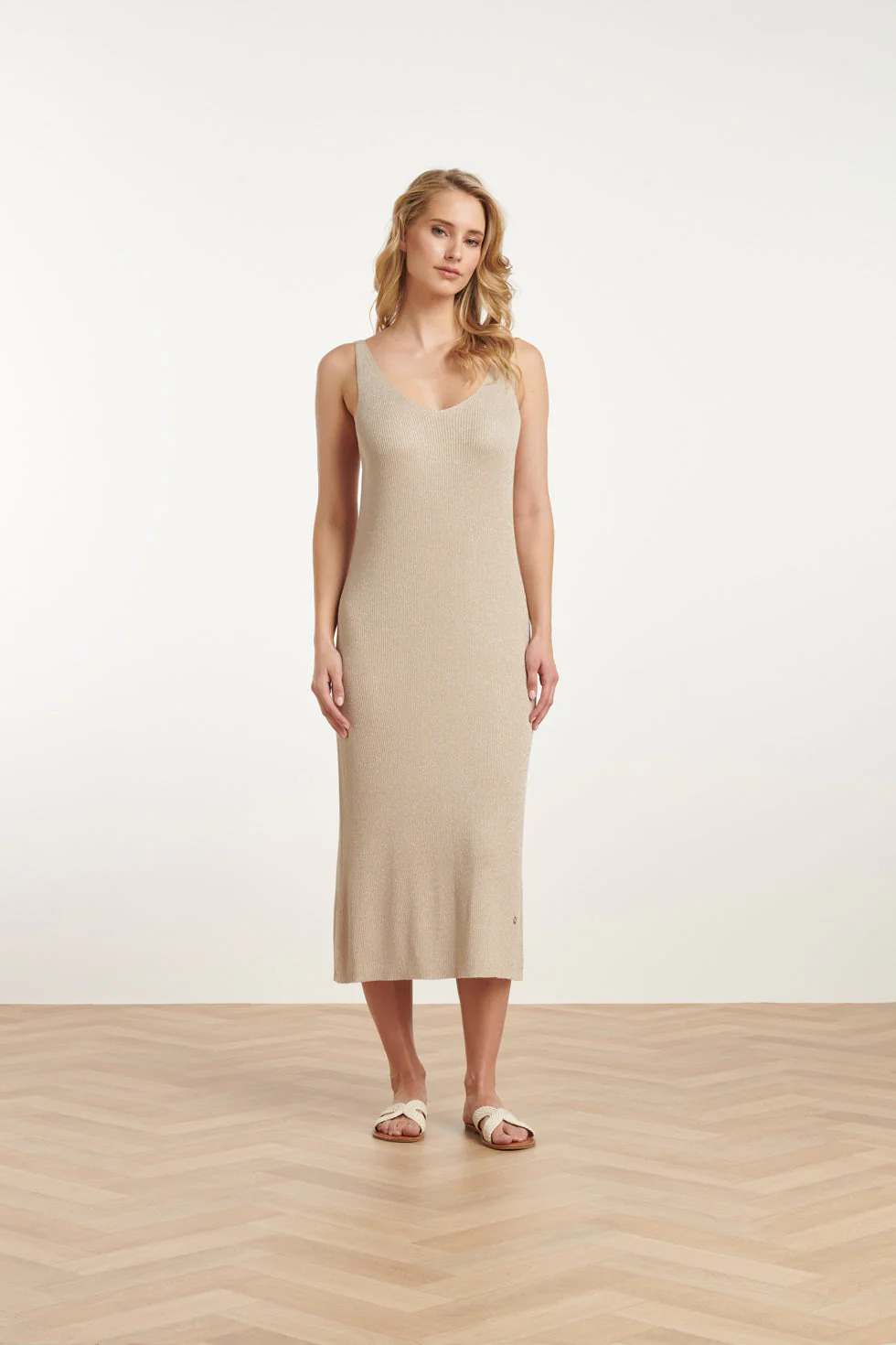 Smashed Lemon 25106 zand & goud lurex gebreide strappy midi-jurk