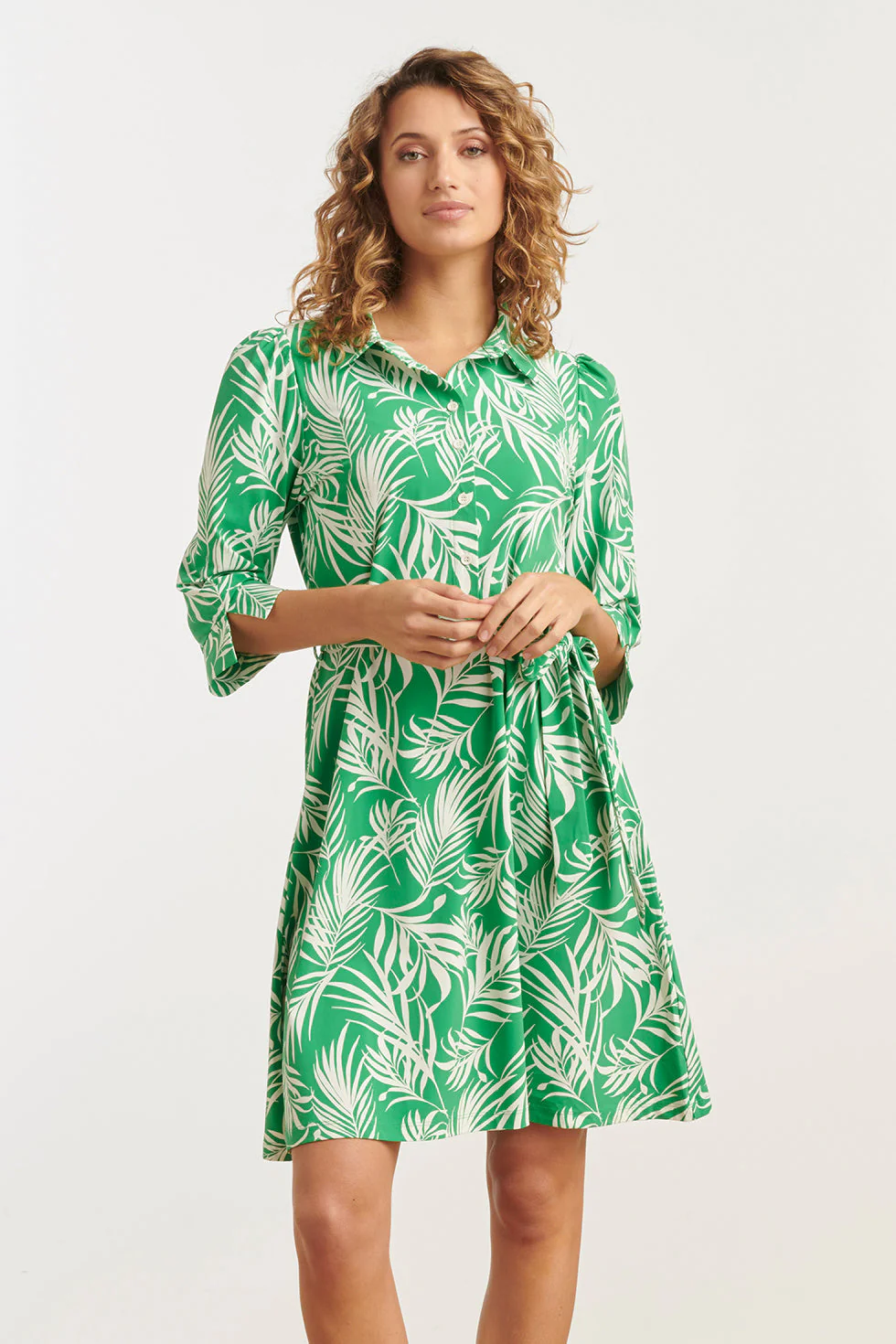 Smashed Lemon 25246 groen en witte jurk met bladerenprint in