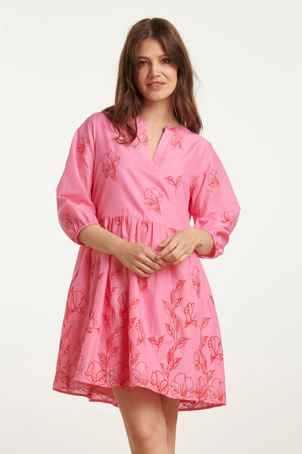 Smashed Lemon 25263 roze bloemen geborduurde korte jurk met v-hals